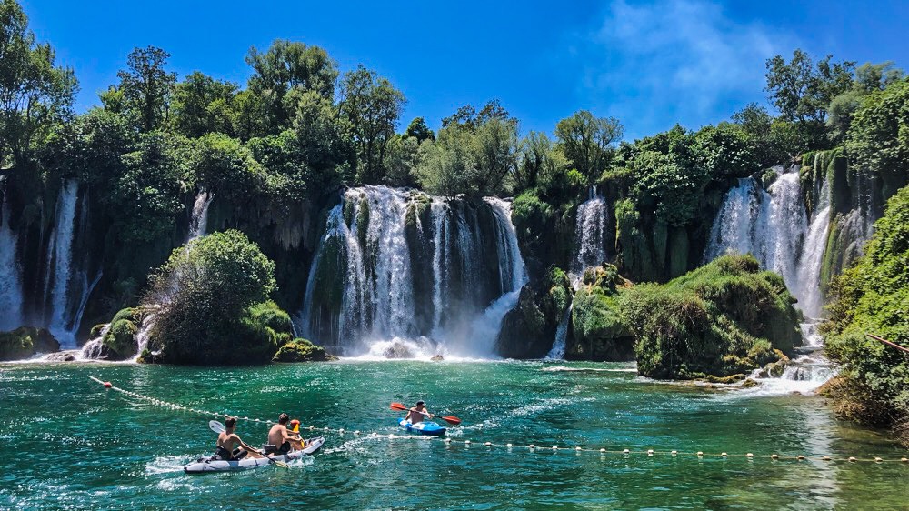 Vodopád Kravica v Hercegovině, kde si můžeš zaplavat